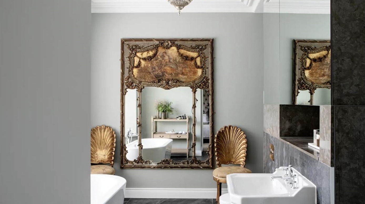 Cliff at Lyons - Bathroom, gold mirror detail